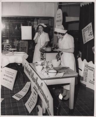 PHOTOGRAPH: METTERS' HOME ECONOMICS DEMONSTRATION