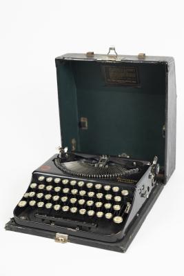Remington Portable #1 typewriter with case