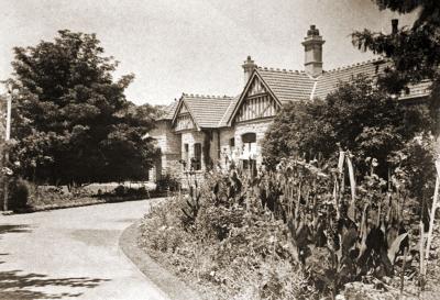 'Knutsford' House And Garden