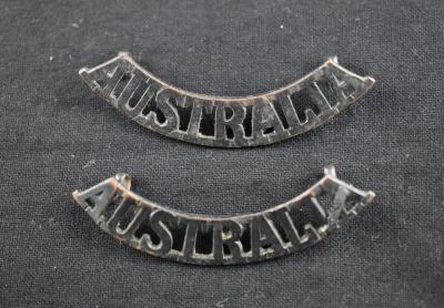 Pair of Second World War ‘AUSTRALIA’ Shoulder Title Badges