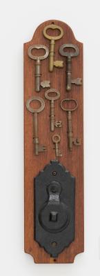 PLAQUE WITH KEYS AND PEEPHOLE