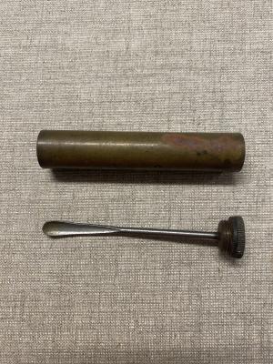 Cleaning oil canister