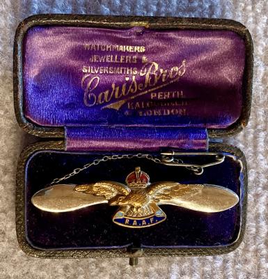 Boxed metal and enamel R.A.A.F. sweetheart badge