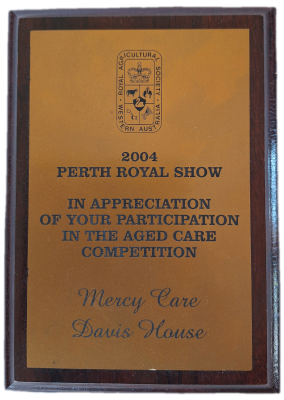 25-239 2004 Perth Royal Show Participation Plaque image without background 