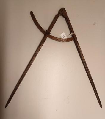 metal divider - compass