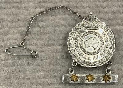 WWII Female Relative's Badge with three stars issued to Edith May Chalklen