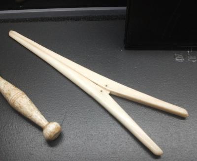 SCRIMSHAW (FORCEPS FOR GLOVES)