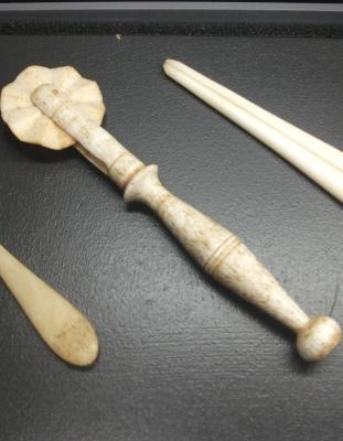 SCRIMSHAW (JAGGING WHEEL)