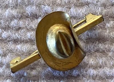 Gold tone slouch hat sweetheart brooch
