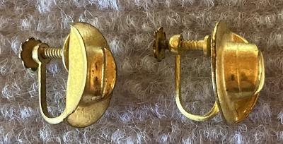 Gold tone slouch hat screw back earrings
