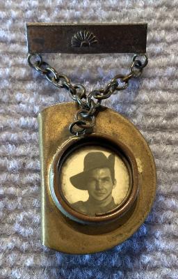 Metal sweetheart brooch in form of slouch hat containing soldier portrait - 1
