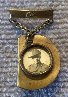 Metal sweetheart brooch in form of slouch hat containing soldier portrait - 2
