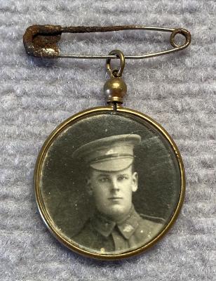 WWI pendant locket featuring an Australian soldier