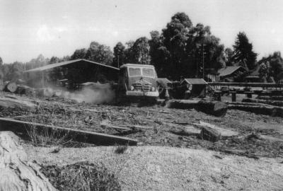 unloading logs No.1 Mill Dec 1961 - Driver Laurie Davis