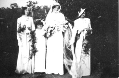 Ivy McNess L-R Florrie Stallard, Thelma McNess, Arch McNess, Ivy, Gwen Hummerston 1935