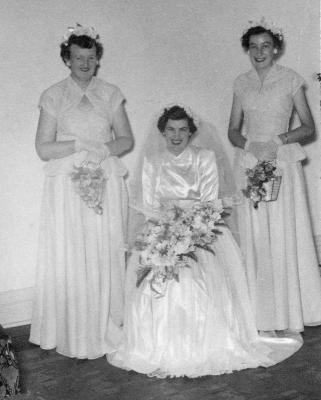Bride - Dellas Mowday - Bridesmaids Billie Russell & Ennis Mowday