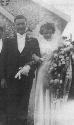 Sylvia Doe & George Dunn. 29/9/1939 Second wedding in the new stone church (Methodist). Built in 1939
