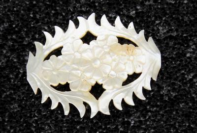MOTHER OF PEARL BROOCH, FLORAL CREST