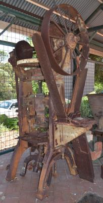 BRICK PRESS FRICTION DRIVEN