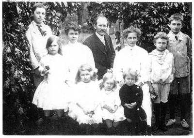 Wyss family  Photo 2: 1. Rosina (Mother) 2. Martin 3. Jack 4. Willie 5. Nellie 6. Violet 7. Leo (Cousin)