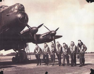 IAN MURRAY WITH LANCASTER BOMBER AND CREW