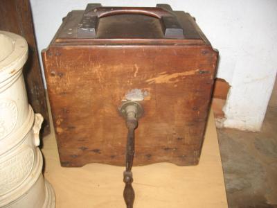 WOODEN BUTTER CHURN WITH LID