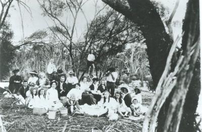 Black and White photograph.  Doodlakine picnic.  2nd from right (front) with wide brimmed hat - Sarah Anne Paynter.  In front of her either side Dorothy (Daughter) and Harold.  Dorothy Minnie Ripper with spoon in mouth.  3rd left rear - fair hair - Gra...