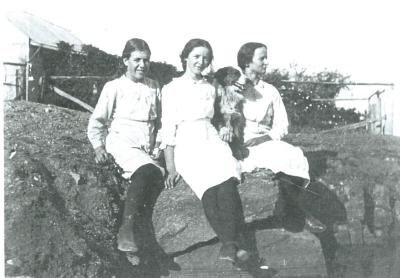 Black and White photograph.  Vera Roberts, Nita and Ivy George.  Doodlakine