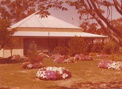 Colour photograph of Len and Audrey Harris' home, Moore Street, Kellerberrin