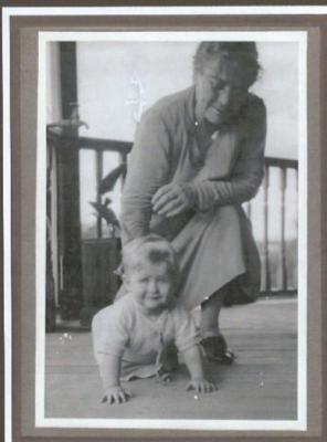 Black and White photograph of Bridget Eileen Patterson with her great niece, Elizabeth McEwen, on the balcony of the Kellerberrin Hotel at the time of the opening of the Preventorium in 1929