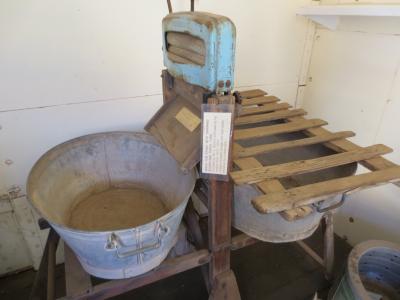 WASH TUB /STAND &WRINGER WITH 3 TUBS & DRAINING BOARD