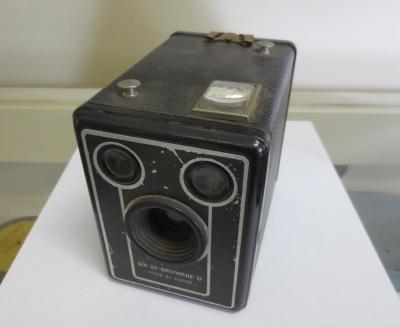 BOX BROWNIE CAMERA 620 D