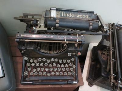 UNDERWOOD TYPEWRITER