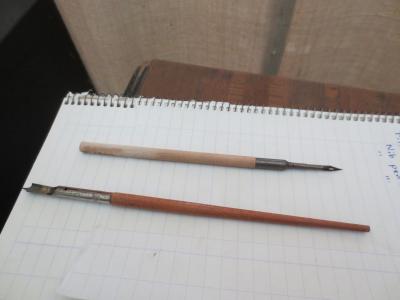 (A)WOOD HANDLE WRITING PEN (B)MAPPING PEN