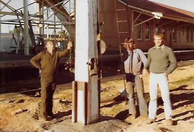 DOLTONS &CROOKS PUTTING UP THE COLLIE SIGNAL POST