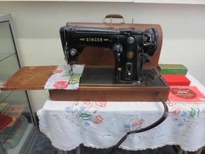 SINGER SEWING MACHINE - AUTOMATIC - WITH KNEE OPERATED HANDLE