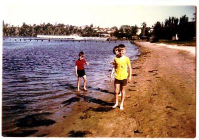 HENNEKER CHILDREN ON FRESHWATER BAY FORESHORE