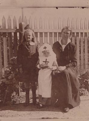 PHOTOGRAPH: FLORENCE, MABEL AND NORMA BALDING, 1918