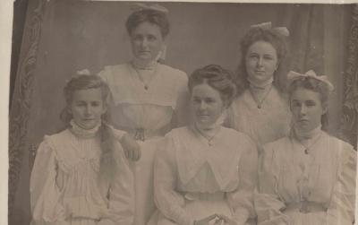 POSTCARD: GROUP OF GIRLS WITH EILEEN AND EDNA NEWMAN