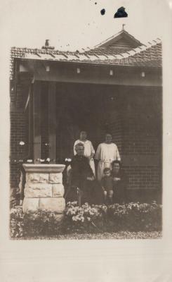 PHOTOGRAPH: ROBERTS FAMILY OUTSIDE 173 HAMERSLEY RD, SUBIACO, CIRCA1922