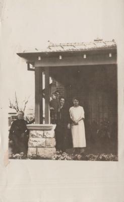 PHOTOGRAPH: ROBERTS FAMILY OUTSIDE 173 HAMERSLEY RD, SUBIACO, CIRCA1922