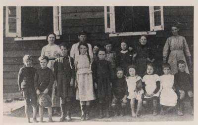 PUPILS AND TEACHER OUTSIDE TEN MILE HILL SCHOOL 1913-1914