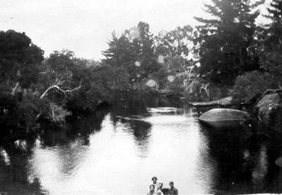 Bessie McCallum and girls at King River, 1926.