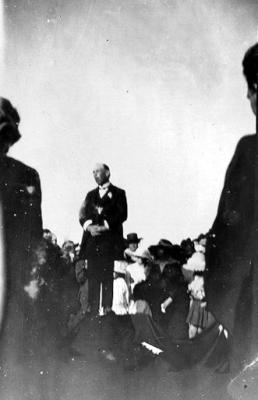 Man speaking at funeral of Tom Edwards, Fremantle, 9 May 1919.