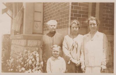 POSTCARD: ROBERTS FAMILY: MARY MAUDE, KEITH, MABEL MAUD AND HILDA DORCAS