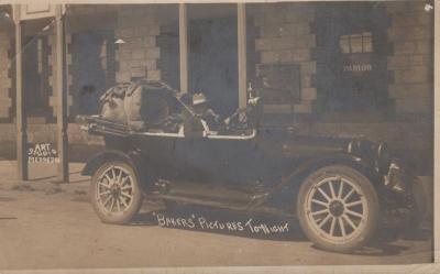 POSTCARD: AN OLD CAR 1920-1930