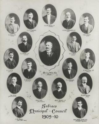 PHOTOGRAPH: MAYOR AND COUNCILLORS 1909 - 1910