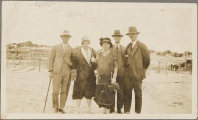 PHOTOGRAPH (DIGITAL COPY): MELBOURNE VISITORS, WEMBLEY BEACH, WHITE FAMILY