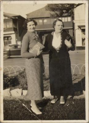 PHOTOGRAPH (DIGITAL COPY): EDE AND ROSE GLENELG SOUTH AUSTRALIA 1935, WHITE FAMILY