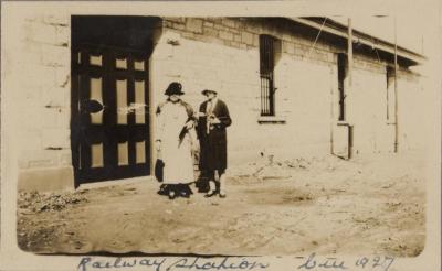 PHOTOGRAPH (DIGITAL COPY): RAILWAY STATION, CUE, WHITE FAMILY, 1927